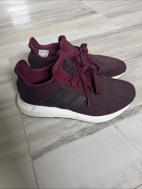 Adidas Swift Run 1.0 kids 4.5 Burgandy/Black